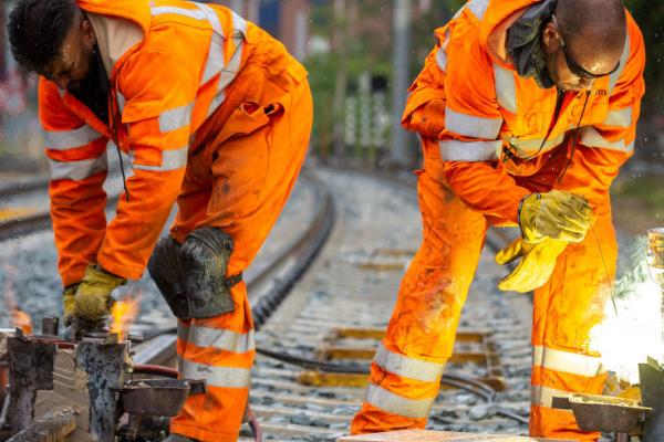 2 Mannen werken aan het spoor