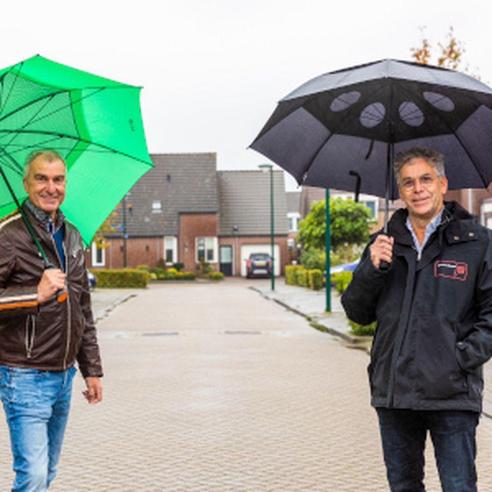 2 mannen met paraplu