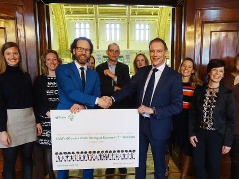 BAM schenkt Euronext bomen ter gelegenheid van zestigjarige beursnotering