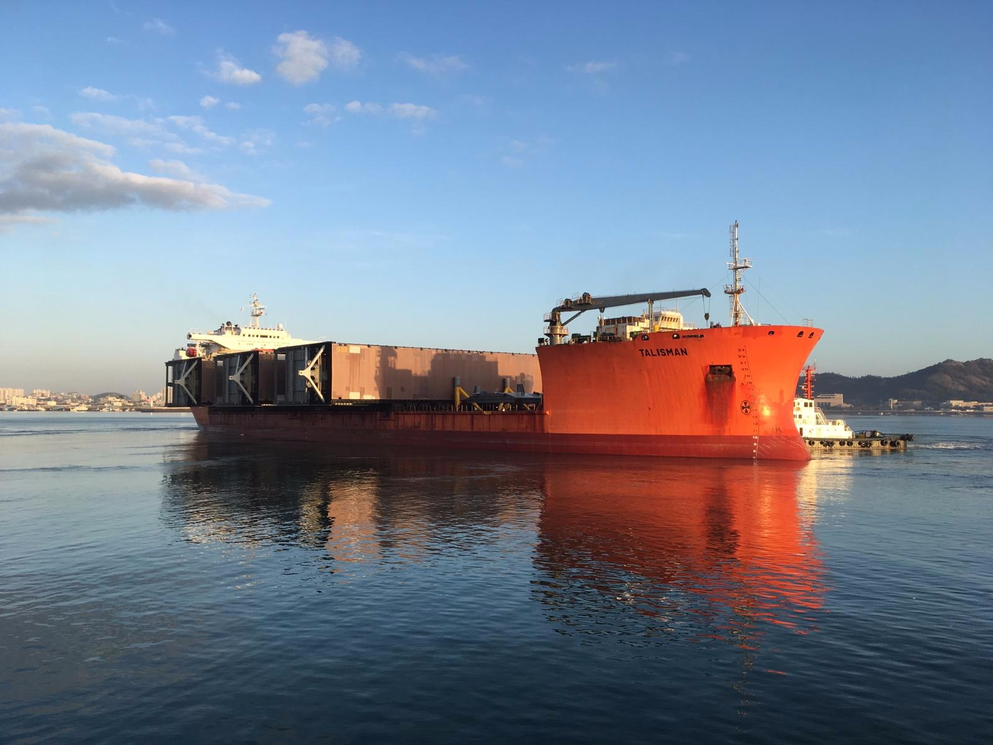 Deuren nieuwe zeesluis IJmuiden onderweg naar Nederland