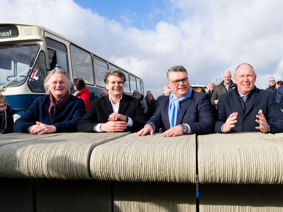 Schuttebusbrug en nieuw busstation officieel geopend