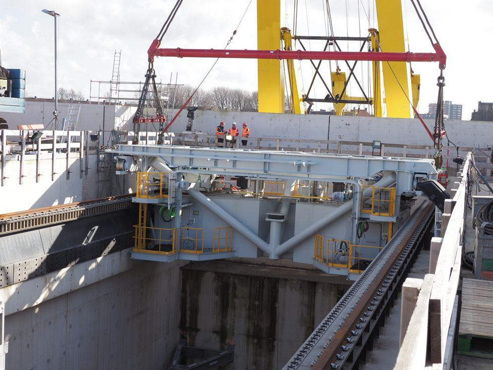 Bovenrolwagen geplaatst in deurkas buitenhoofd nieuwe zeesluis IJmuiden