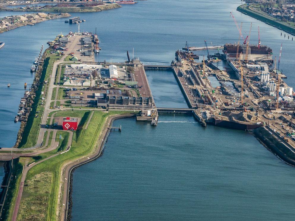 Deurkas nieuwe zeesluis IJmuiden succesvol afgezonken