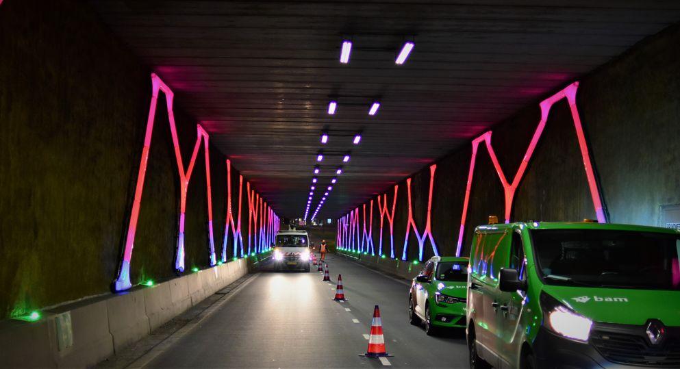 Verlichte Hondsrugtunnel in Emmen