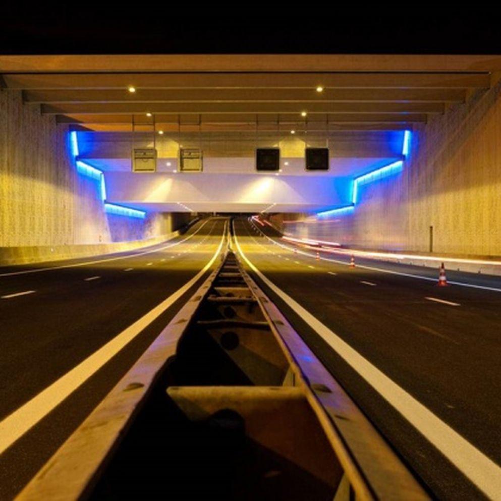 Tunnel met blauwe verlichting