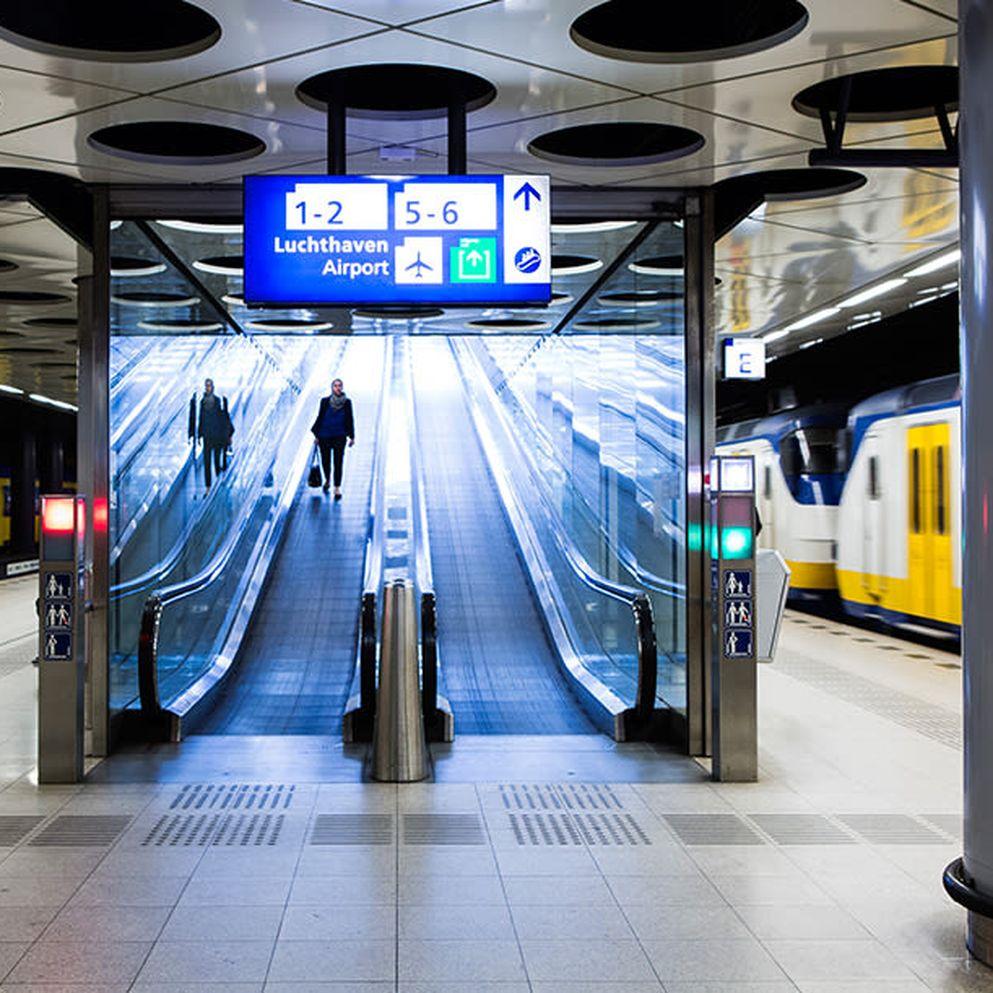 Start werkzaamheden trappen, hellingbanen en liften op station Schiphol Airport