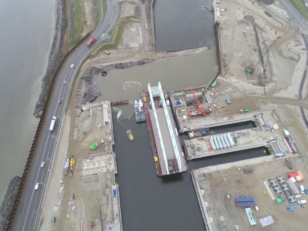 Bruggen en sluisdeuren varen naar definitieve locatie Nieuwe Sluis