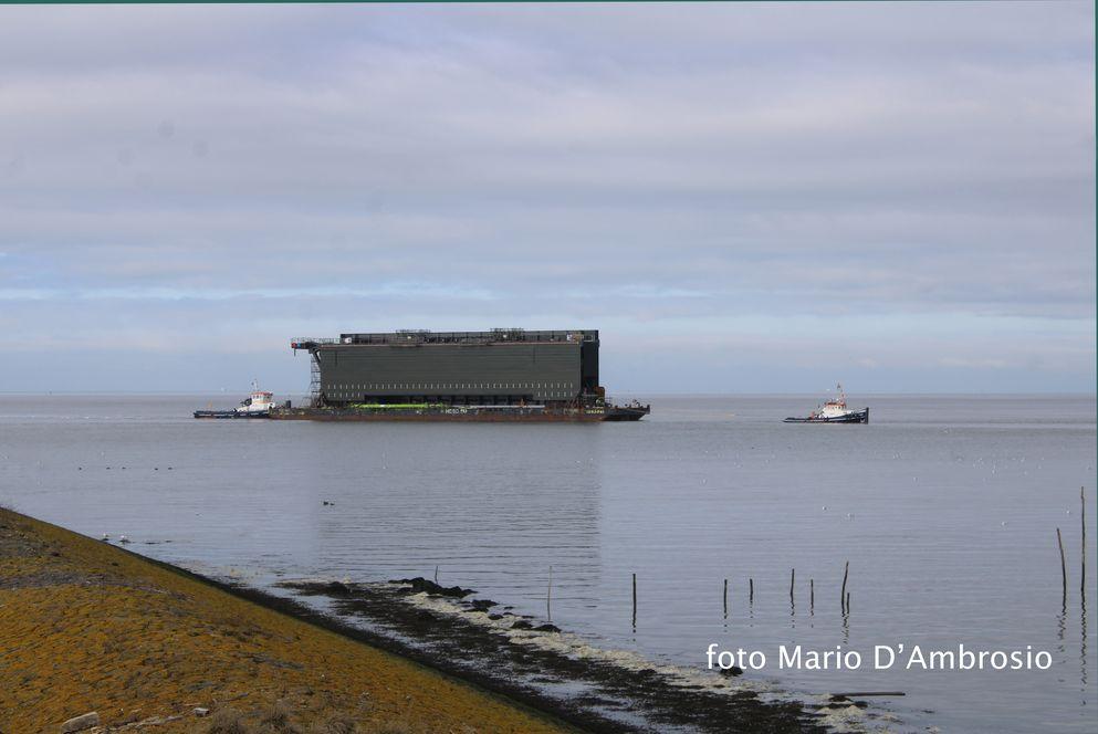 Mega roldeur bij Afsluitdijk succesvol geplaatst