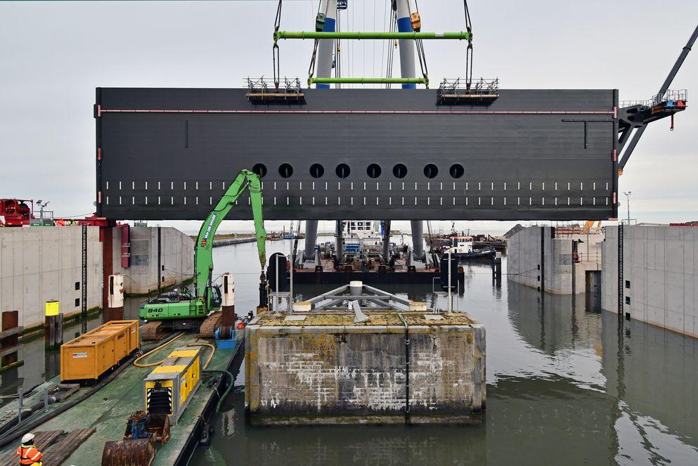 Mega roldeur bij Afsluitdijk succesvol geplaatst