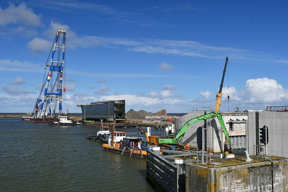 Mega roldeur bij Afsluitdijk succesvol geplaatst