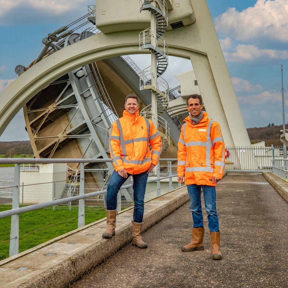 Ronnie Koster (Rijkswaterstaat en Jaap van den Elshout (Combinatie Vitaal) bij het stuw- en sluiscomplex in Driel