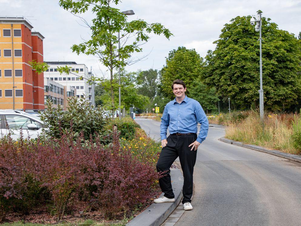 Student Kevin Tuinte bij de rondweg van Hogeschool Windesheim
