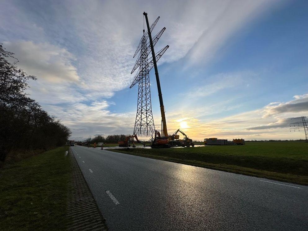 Duurzaam energietransitie BAM 380kv hoogspanning masten