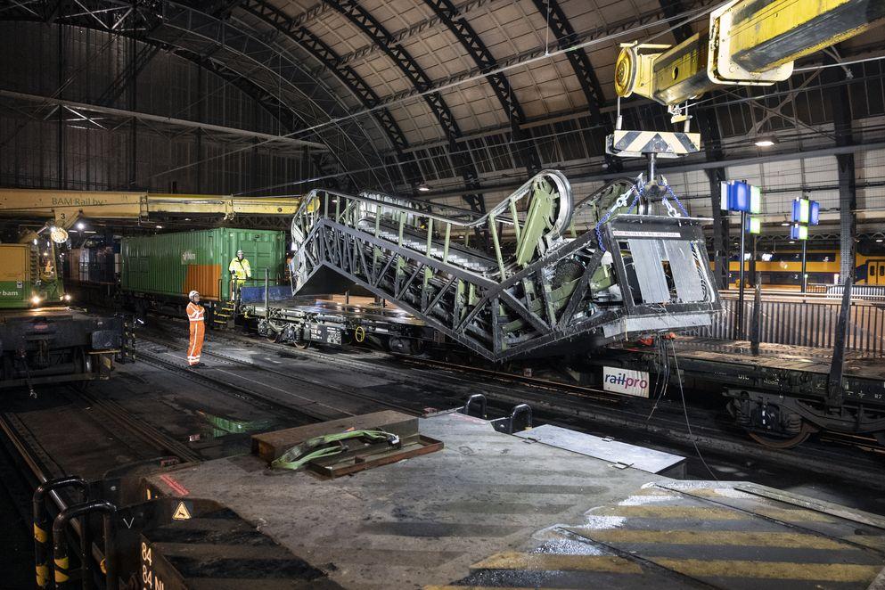 Amsterdam Centraal Station westtunnel moderniseren toegankelijker BAM