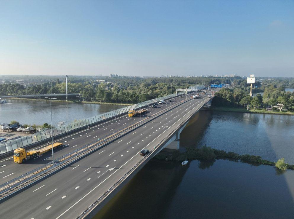 A10: Zeeburgerbruggen krijgen duurzaam asfalt