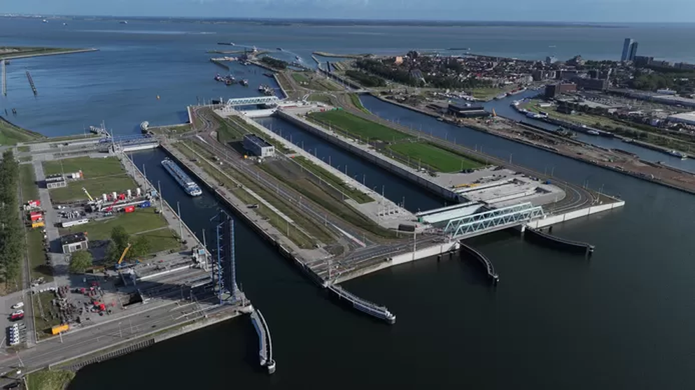Nieuwe Sluis Terneuzen bruggen wegbaggeren sluis Gerben Turkstra grootste zeesluis