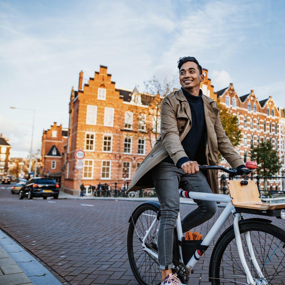man fietsend over brug