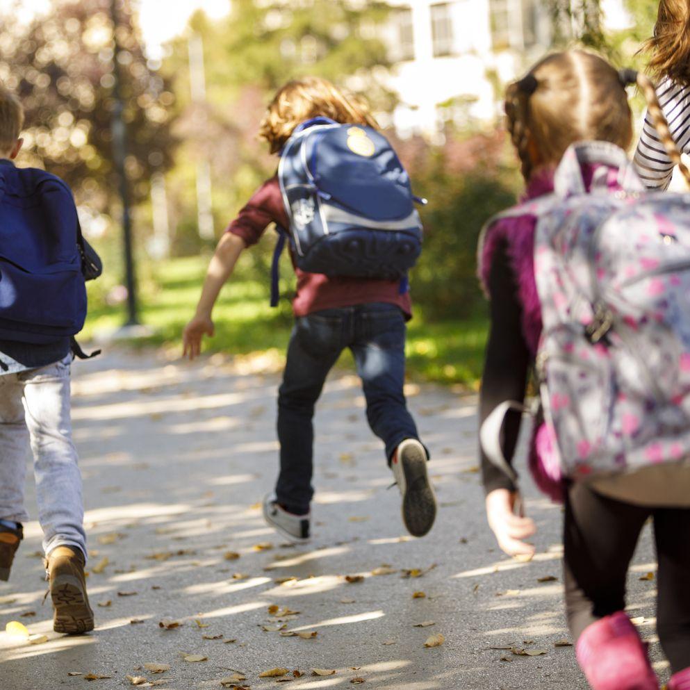 Kinderen rennend uit school