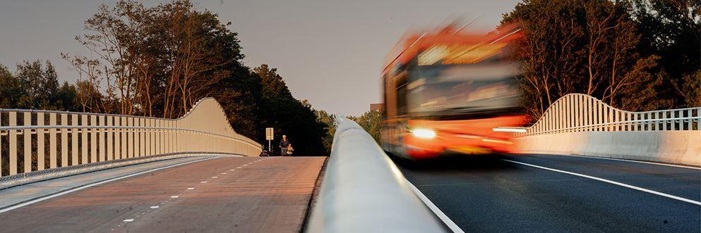 fietsbrug met bus