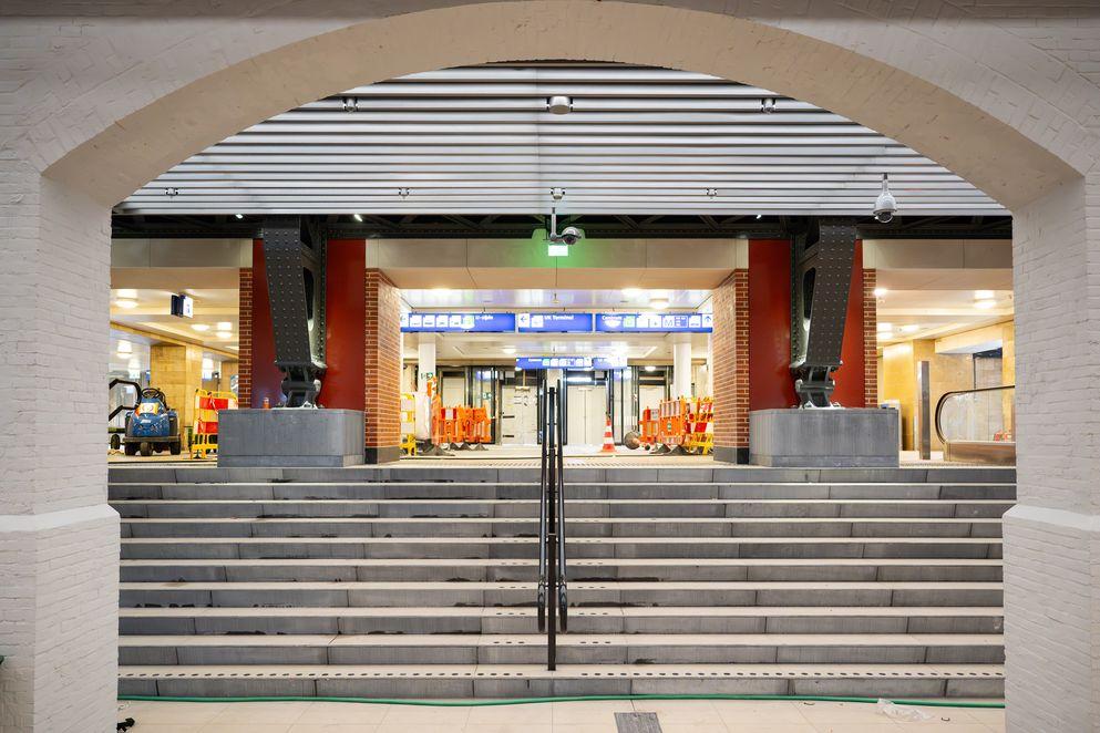 BAM Amsterdam station knooppunt complex duurzaam ProRail reiziger modern bereikbaarheid digitaal toekomstbestendig 