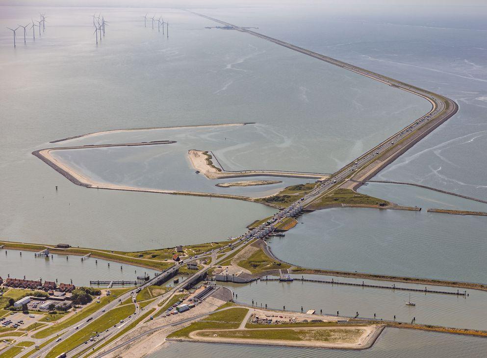 Versterking Afsluitdijk afgerond: gemaal en nieuwe spuisluizen officieel in gebruik