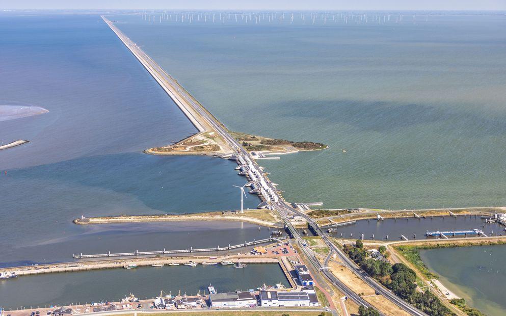 Versterking Afsluitdijk afgerond: gemaal en nieuwe spuisluizen officieel in gebruik