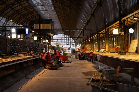 Oplevering gerenoveerd IJ-viaduct op station Amsterdam Centraal